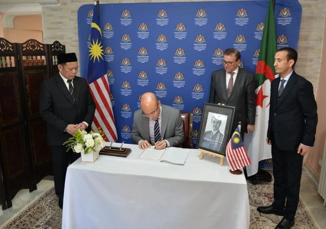 شايب يوقع بمقر سفارة ماليزيا بالجزائر على سجل التعازي إثر وفاة رئيس وزراء ماليزيا الأسبق عبد الله أحمد بدوي