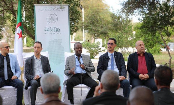 M Hidaoui préside une réunion avec les directeurs de wilaya du secteur de la jeunesse