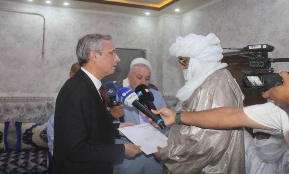 Tamanrasset : Chargé par le président de la République, le ministre de la Culture présente les condoléances à la famille de Badi Lalla