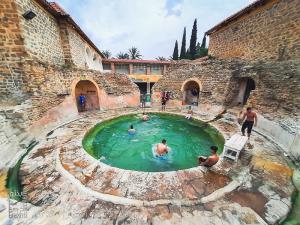 Hammam Essalihine : Un Trésor Romain et Moderne au Cœur des Aurès