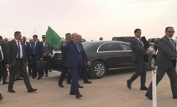 رئيس الجمهورية يطلق مركبا رياضيا ببشار