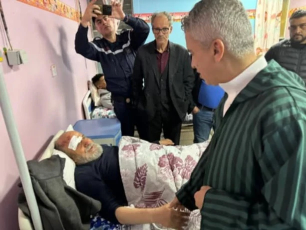 والي معسكر يزور ضحايا حادث مرور الزلامطة بمستشفى تيغنيف