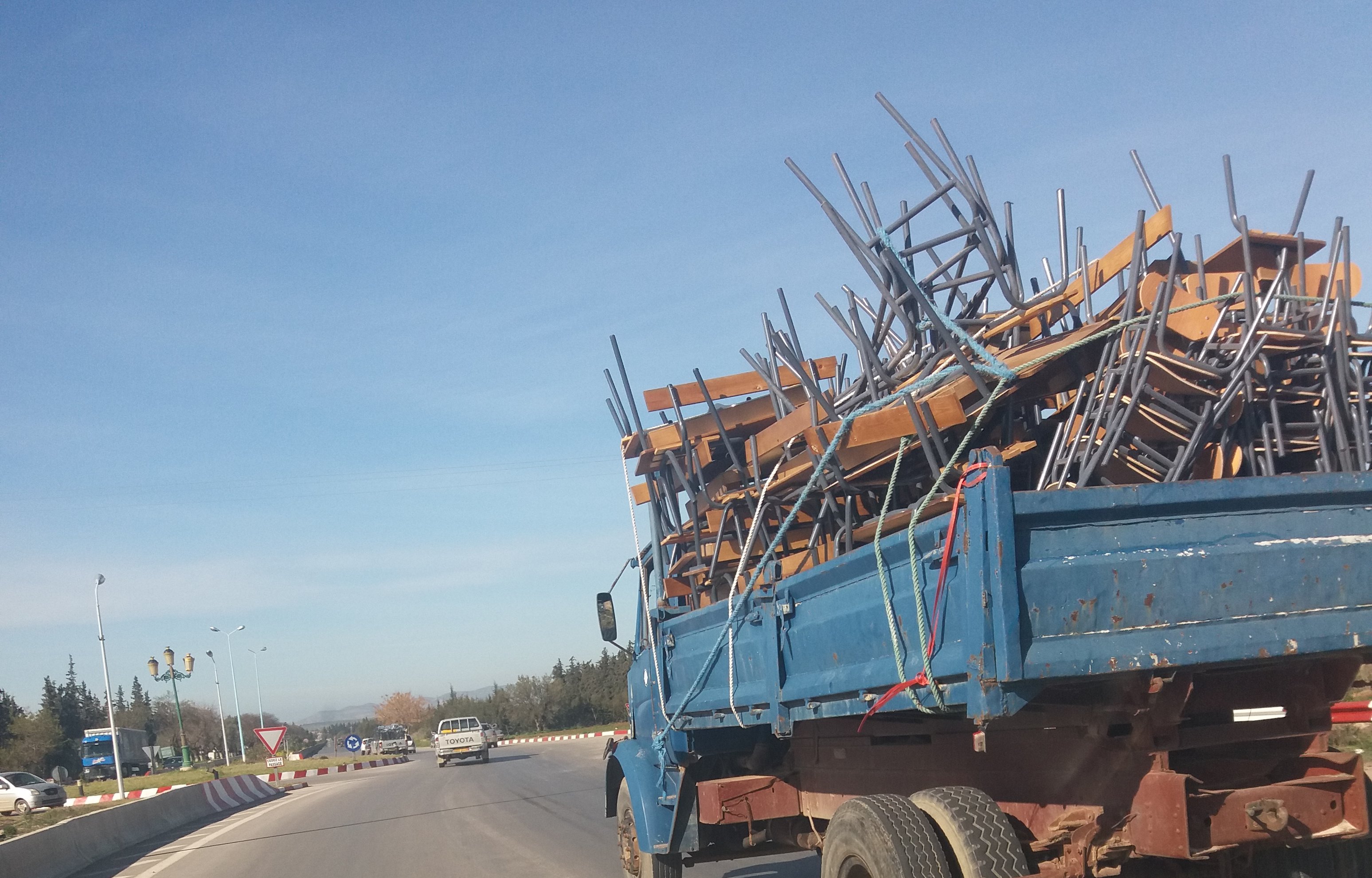 Le gaspillage des tables et chaises d’écoles en Algérie : un problème sous-estimé