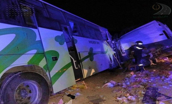 غرداية : وفاة 6 أشخاص وإصابة 14 آخرين بجروح في حادث مرور خطير قرب المنصورة 