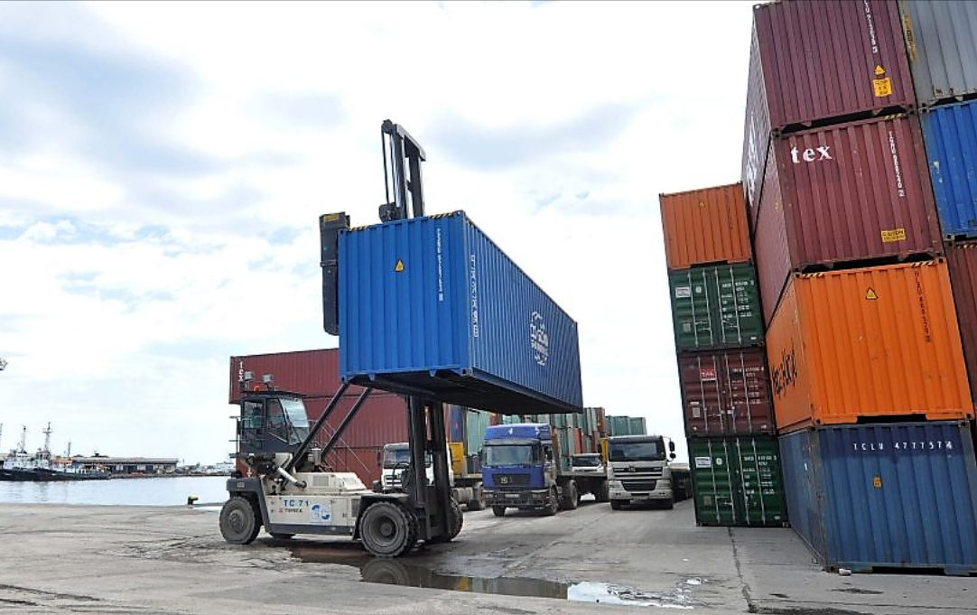 ضبط حاويات وسلع مشبوهة بميناء وهران - الشعب أونلاين