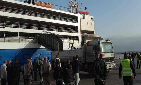 Aïd El-Adha: arrivée au port de Ténès d'un navire chargé de plus de 12.000 têtes de moutons en provenance d'Espagne