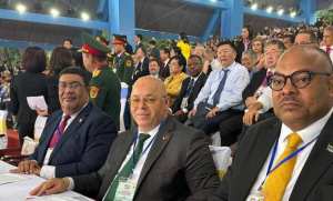 Rebiga assiste à  Hô Chi Minh-Ville , à un défilé commémorant le 50e anniversaire de la libération du Sud Vietnam