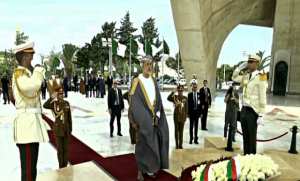 Le Sultan d'Oman se recueille à la mémoire des martyrs de la Guerre de libération nationale