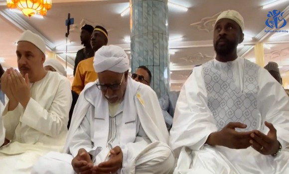 Le Calife général de la Tariqa Tidjania, cheikh Ali Belarabi, accomplit la prière du vendredi à Ouagadougou