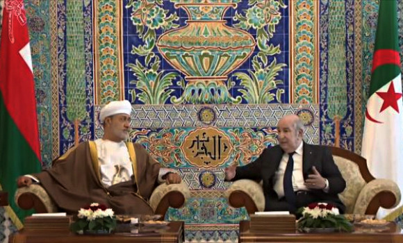 Discussions bilatérales entre le président de la République et le Sultan d'Oman au salon d'honneur de l'aéroport d'Alger