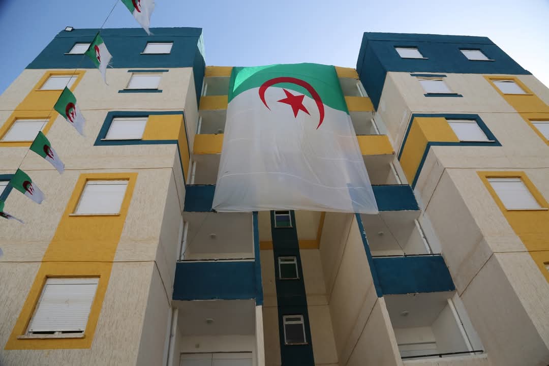 بلعريبي يؤكد وجود تحسينات معمارية على سكنات