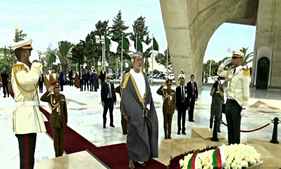 Le Sultan d'Oman se recueille à la mémoire des martyrs de la Guerre de libération nationale