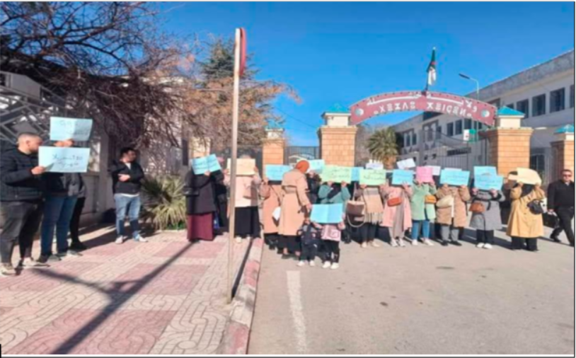 Sit-in des travailleurs (CTA) de ERGR Aurès devant le siège de la wilaya