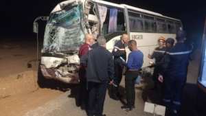 بشار: إصابة 10 أشخاص في اصطدام بين شاحنتين وحافلة لنقل المسافرين