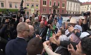 أفراد الجالية الجزائرية بسلوفينيا يتنقلون للقاء رئيس الجمهورية والترحيب به بالعاصمة ليوبليانا