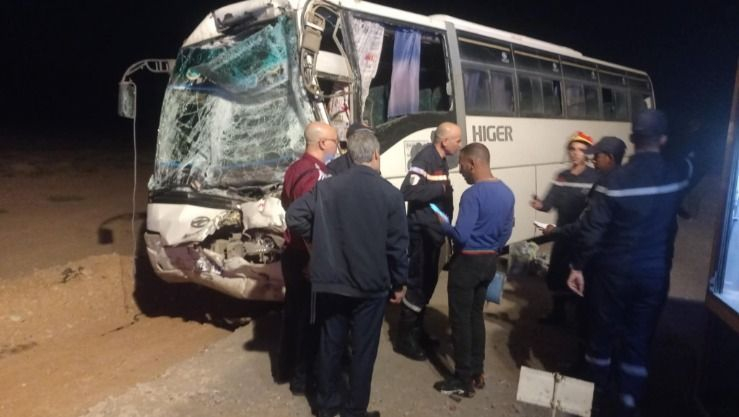 بشار: إصابة 10 أشخاص في اصطدام بين شاحنتين وحافلة لنقل المسافرين