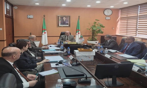 Saihi préside une réunion de coordination consacrée à l'examen des procédures de règlement des dettes des EPS
