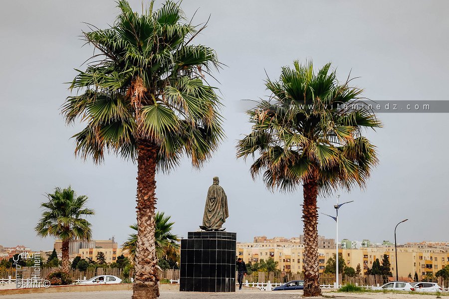 Statue de Cheikh Hamada à Mostaganem