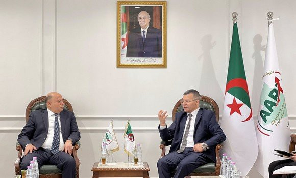 Rekkache explore les perspectives d'investissement dans les cultures stratégiques avec le président de l'AAAID