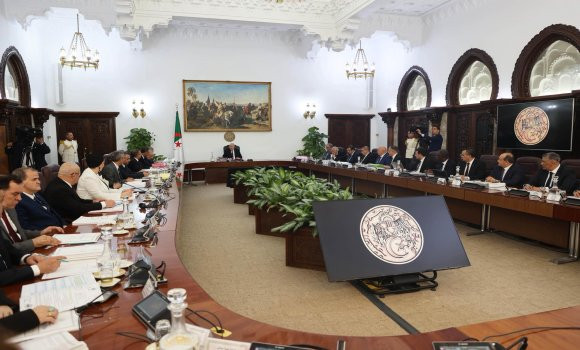 Le président de la République préside une réunion du Conseil des ministres