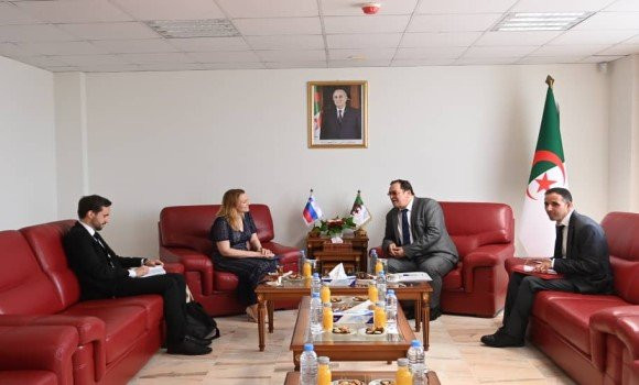 Le ministre de la Communication reçoit l'ambassadrice de Slovénie en Algérie