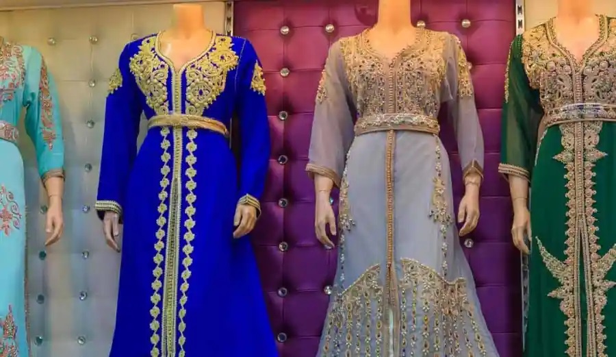 زي تقليدي عريق يعكس الأصالة المتوارثة