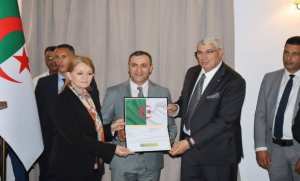 Meddahi remet des autorisations d'exploitation à 14 nouveaux établissements hôteliers à Oran