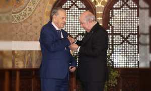 Le président de la République décerne la médaille  Athir  de l'Ordre du  mérite national au moudjahid Salah Goudjil