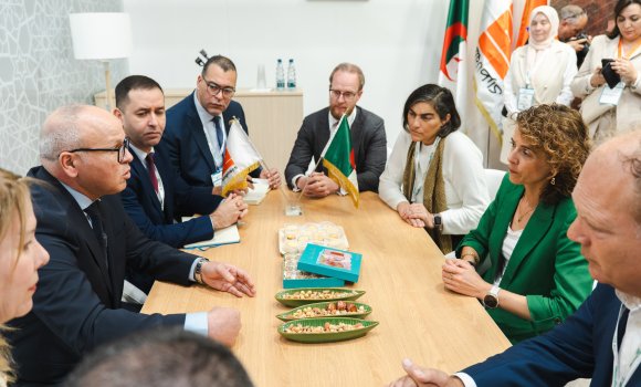 القمة العالمية للهيدروجين: ياسع يتباحث بروتردام سبل تعزيز التعاون مع نائبة رئيس الوزراء الهولندية