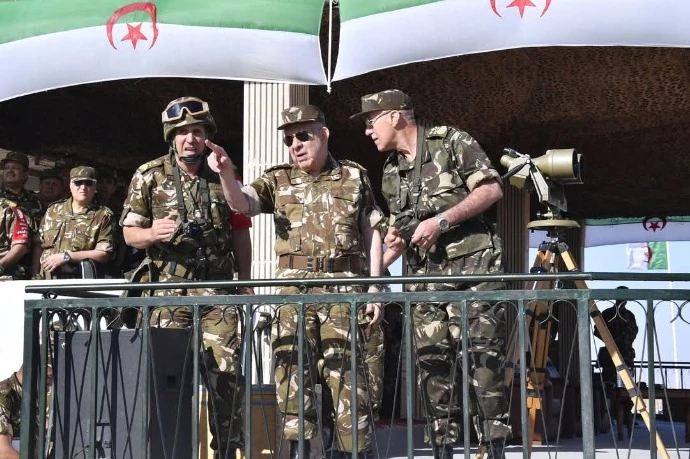 الفريق أول شنقريحة يشرف بتندوف على تنفيذ تمرين تكتيكي بالذخيرة الحية 