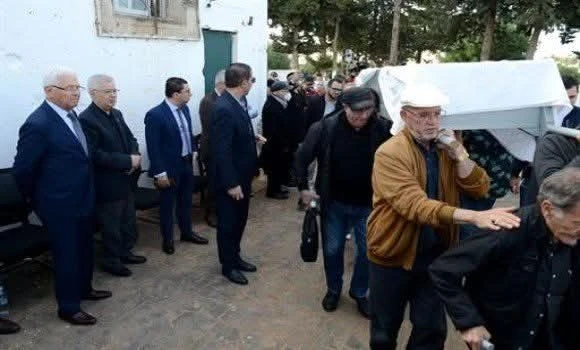 جثمان الفقيد محمد لخضر حمينة يوارى الثرى بمقبرة سيدي يحيى بالعاصمة