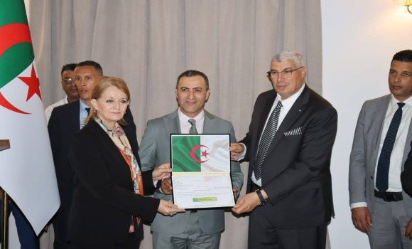 Meddahi remet des autorisations d'exploitation à 14 nouveaux établissements hôteliers à Oran