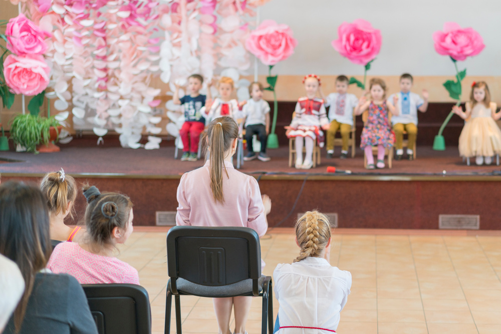 الحفلات المدرسية.. عُرف مُلزم في نهاية السنة