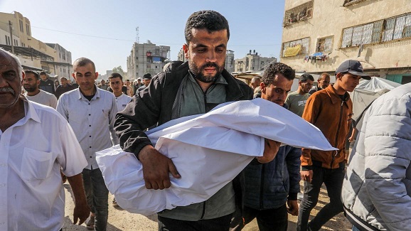 السفاحون الصهاينة يُلاحقون النازحين في غزّة