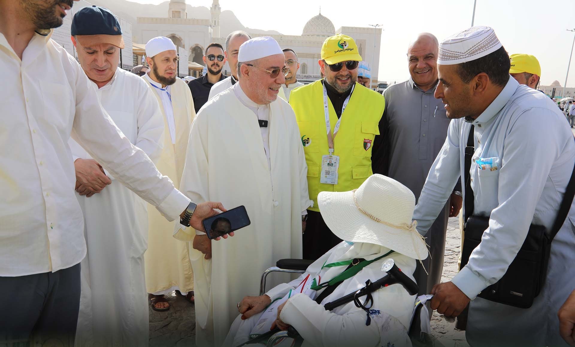 بلمهدي يتفقد حجاج الجزائر أثناء تأديتهم للمزارات - الشعب أونلاين