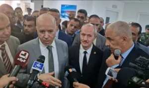 على أن تتواصل العملية على دفعات ...... الهلال الأحمر الجزائري يمنح مديرية التربية لولاية سيدي بلعباس 2000 قارورة ماء