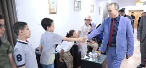 والي البليدة يستقبل أطفالاً