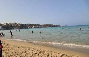 شواطئ الكورنيش الوهراني الوجهة  المفضلة في ثاني عيد.....  لمة عائلية في قعدة استجمامية