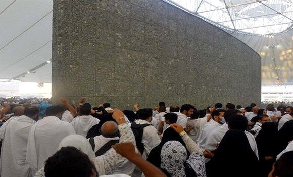 حجاج بيت الله الحرام يبدأون في رمي جمرة العقبة الكبرى وسط إجراءات تنظيمية محكمة