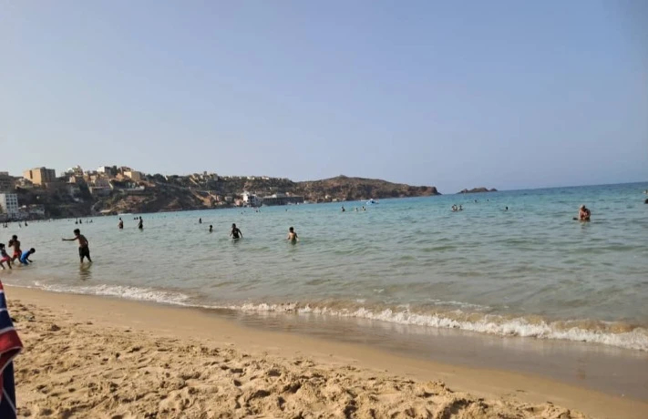 شواطئ الكورنيش الوهراني الوجهة  المفضلة في ثاني عيد.....  لمة عائلية في قعدة استجمامية