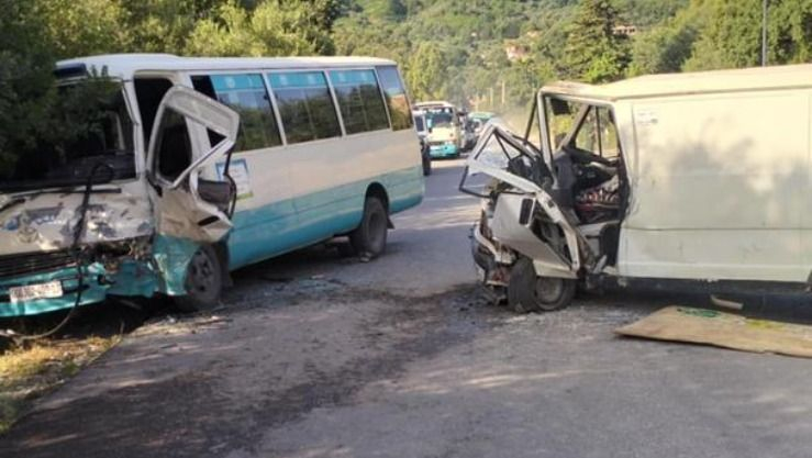 إصابة 9 أشخاص في حادث إصطدام بين سيارة وحافلة بجيجل