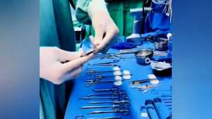 الإطاحة ببروفيسور في مستشفى ابن رشد بعنابة متورط في قضية رشوة