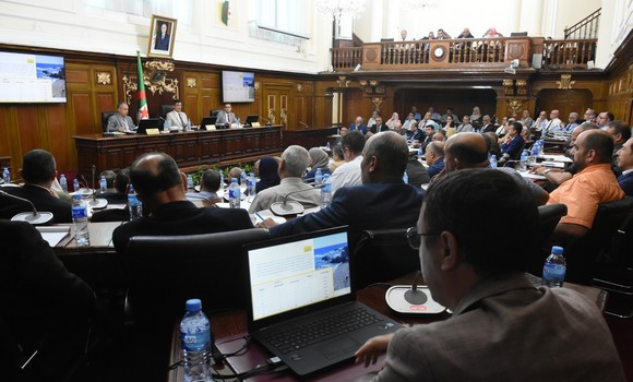 Wilaya d'Alger: la saison estivale 2025 et la célébration du 63e anniversaire de l'indépendance au centre d'une réunion du Conseil exécutif