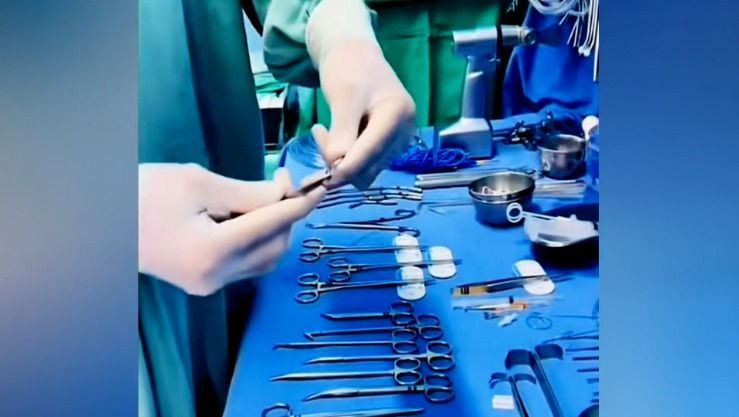 الإطاحة ببروفيسور في مستشفى ابن رشد بعنابة متورط في قضية رشوة