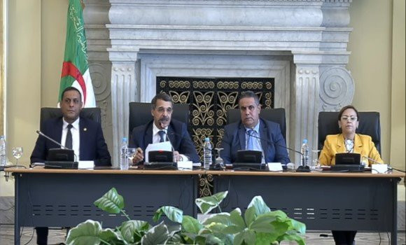 Conseil de la nation: Bouzred présente le texte de la loi de règlement budgétaire pour l'exercice 2022 devant la commission des affaires économiques et financières