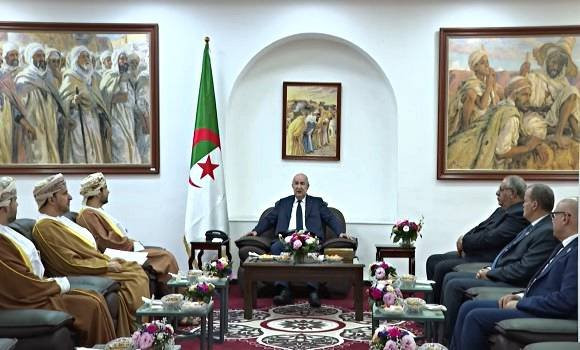 Le président de la République reçoit le ministre omanais du Commerce, de l'Industrie et de la Promotion de l'investissement