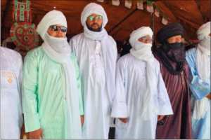 Le Bazane, tenue traditionnelle reflétant l'identité culturelle authentique de la région de Bordj Badji-Mokhtar