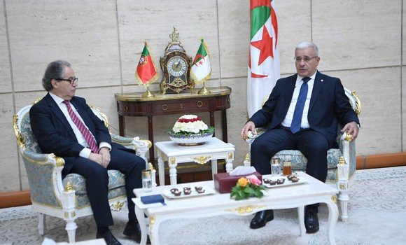 Le président de l'APN reçoit le président du Tribunal constitutionnel portugais