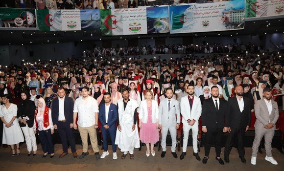 الجزائر العاصمة: السيدة حملاوي تشرف على احتفالية للطلبة الجامعيين المتخرجين