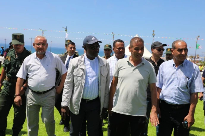قبل الانطلاق الرسمي للمخيمات الصيفية مساء  اليوم .....الوزير حيداوي يقف منذ قليل على التحضيرات بشاطئ الكثبان بمستغانم